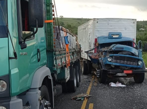 Mulher e bebê morrem em acidente envolvendo dois caminhões ...